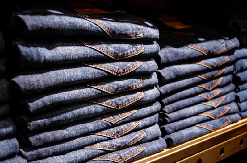 magasin-ST CYR SUR MER-min_jeans_pants_blue_shop_shopping_shelf_exhibition_buy-940702